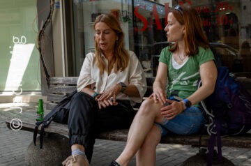 Eleni and Niké sitting on a bench in Nicosia.
